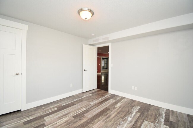 Building Photo - Spacious and Bright 5 Bed 3.5 Bath in Riverton!!