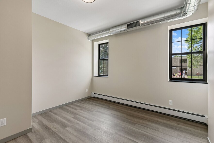 Building Photo - 321 6th St E