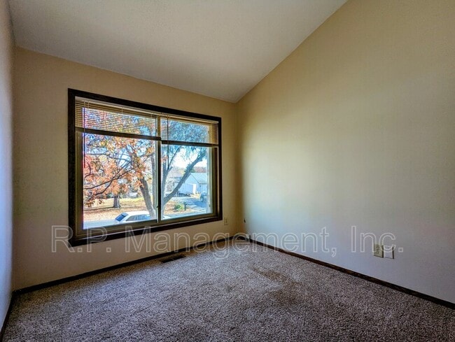 Building Photo - 9203 Ranchview Ln N