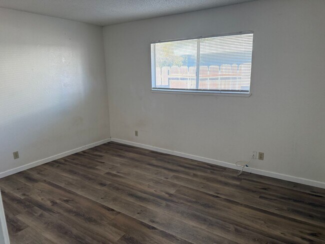 Building Photo - 2 Bedroom 1 bath Duplex