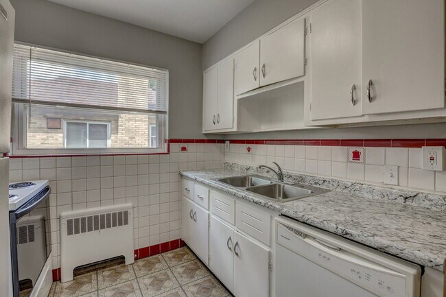 Building Photo - 1672 Llanfair Ave