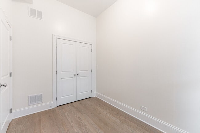 Building Photo - 509 W Armitage Ave