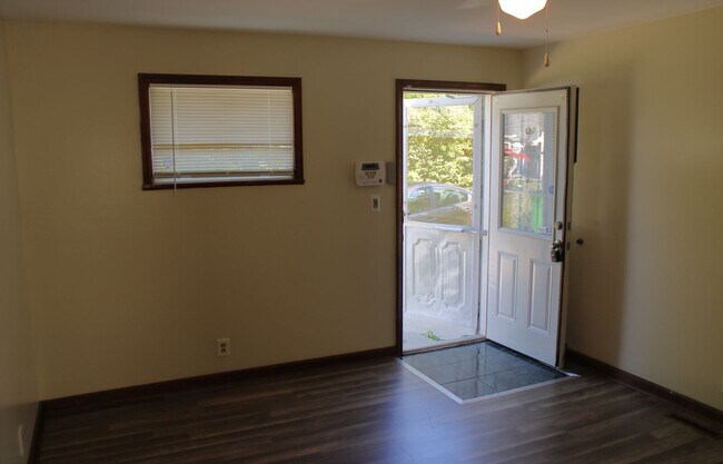 Building Photo - 4 bedroom/1 Bath Single Home!