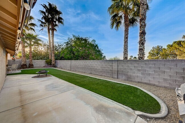 Building Photo - Henderson Single-Story Gem with Gas Firepl...