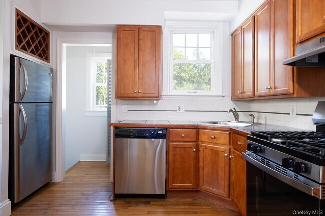 Building Photo - 453 Beach Ave