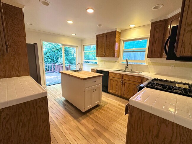 Building Photo - Charming 2-3bd Bungalow w/Pool in San Rafael