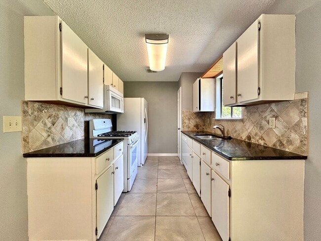 Building Photo - Nice & Cozy 2/BR 1/BA Home with Fenced Yar...