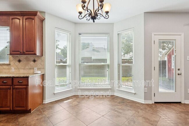 Building Photo - 1805 Sumac Dr