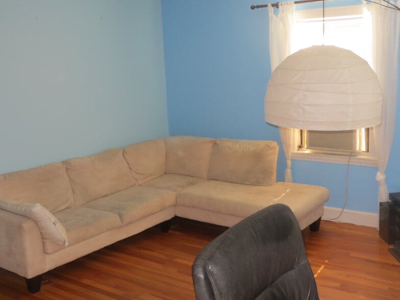 Living room with sofa - 23 Thayer St