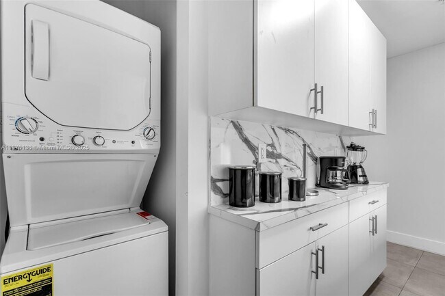 Building Photo - 645 Palmetto Dr