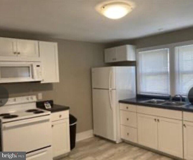 Building Photo - 915 William St