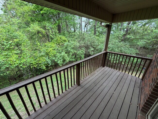 Building Photo - Beautiful Townhome in a Prime Fayetteville Location