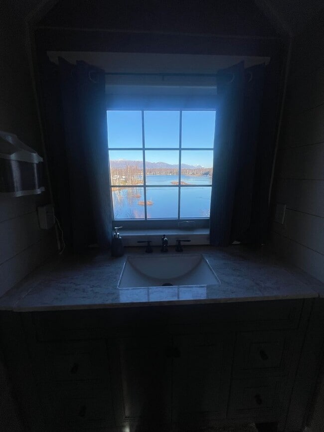 Building Photo - Amazing custom built Alaskan Log home acro...