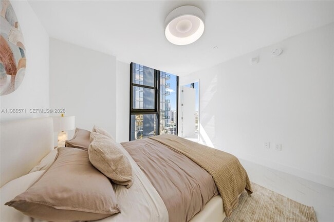 Building Photo - 700 NE 24th St