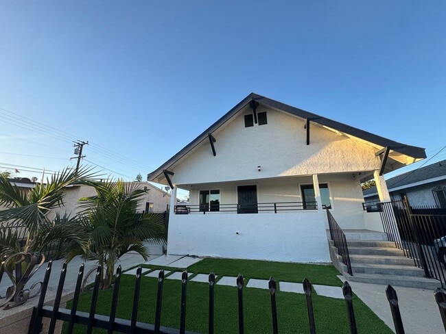 Building Photo - Renovated 3 bedroom 2 Bath house!