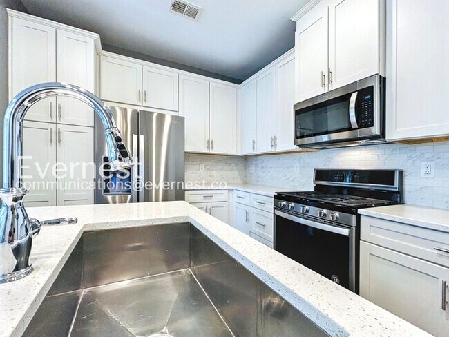 Building Photo - Spacious 3 Bed, 2.5 Bath Town Home with Attached Garage | Pet Friendly