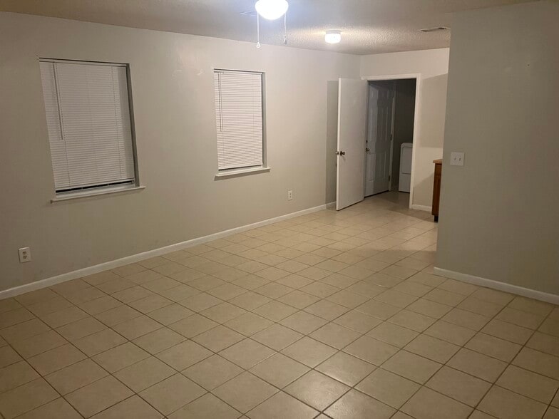 Primary Photo - 720 E Nelson Ave