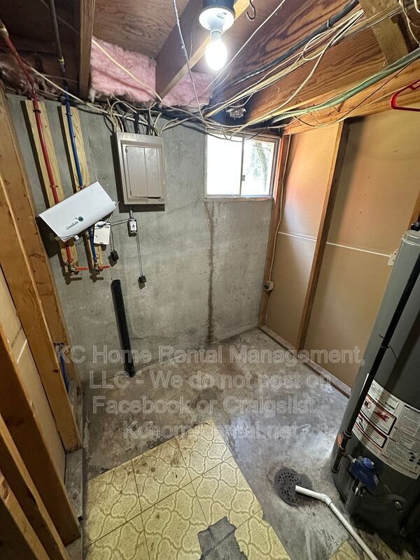 Building Photo - 424 NE Lakeview Dr