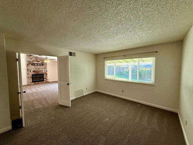 Building Photo - Single story home in established neighborhood!