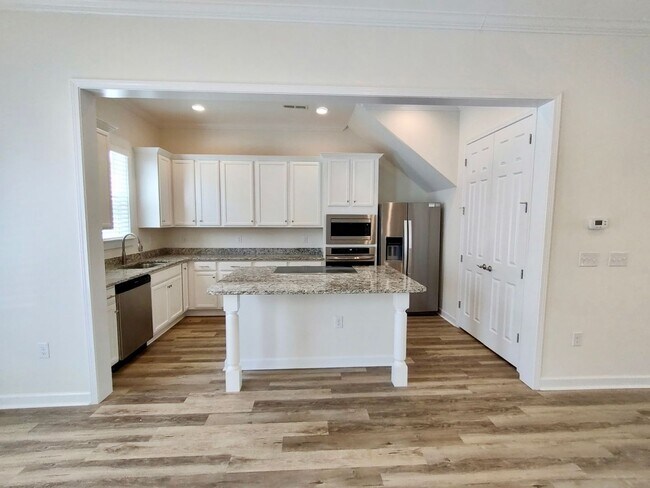 Building Photo - LUXURIOUS HIGH-END 2-story townhome in Market Common - walk to everything!