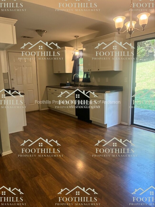 Building Photo - 303 Green Forest Dr