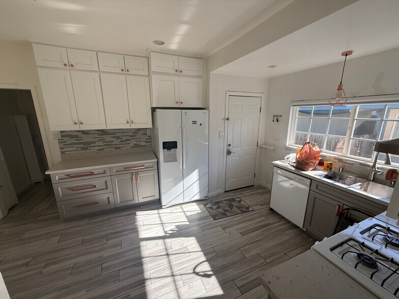 Building Photo - 396 N Mentor Ave