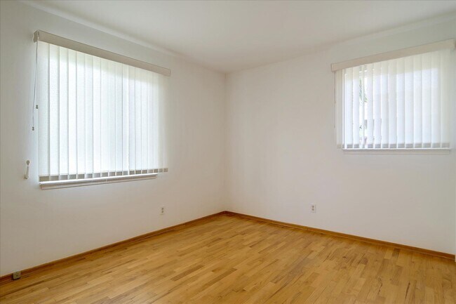 Building Photo - Great Location 3BD Home with Wood Floors &...