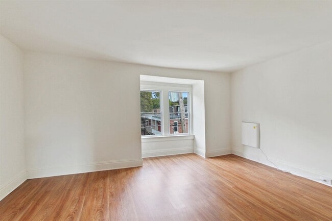 Building Photo - Spacious 5 Bedroom, 2 Bath Home in York City!