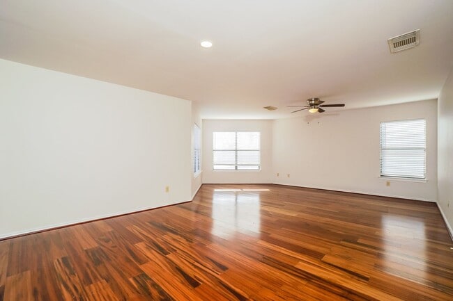 Building Photo - Upgraded 3 bedroom with loft! No Carpet