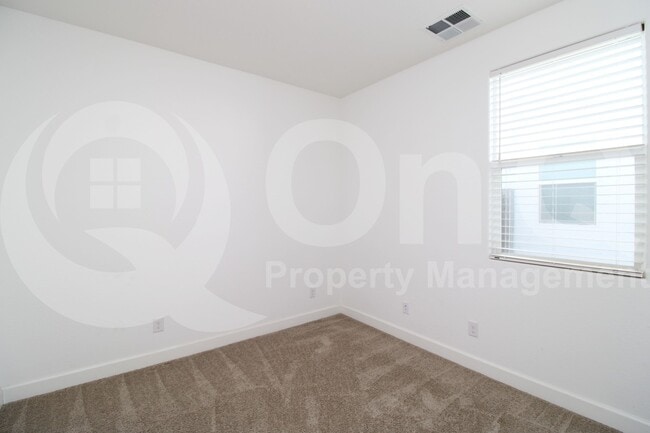 Building Photo - 624 E Vail Ln