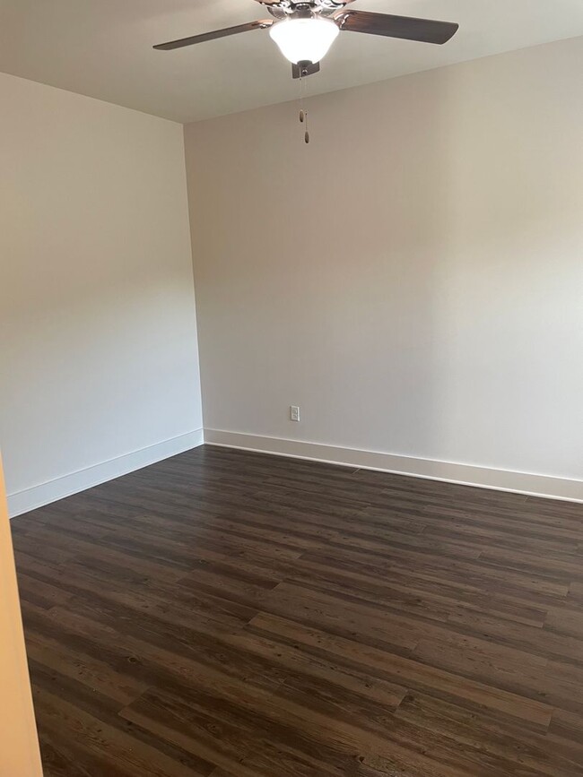 Building Photo - 3 Bedroom Home With Spacious Garage