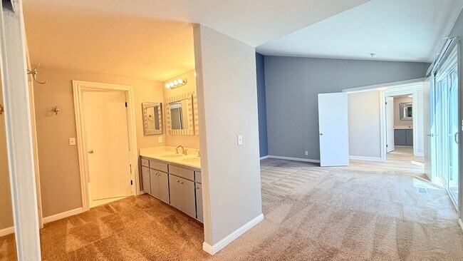 Building Photo - 750 N Paradise Valley Ct