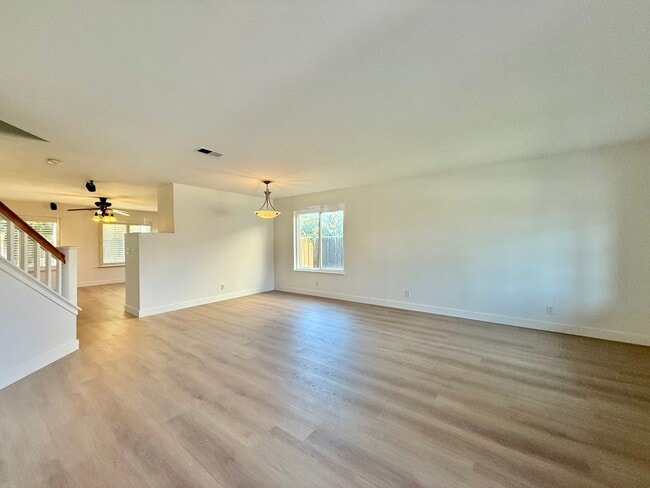 Building Photo - 4 Bedroom Home in Hollister