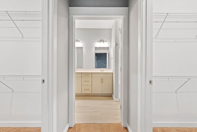 Building Photo - Luxury 3 Bed, 2.5 Bath - Townhome - AVAILABLE Nov. 17, 2025