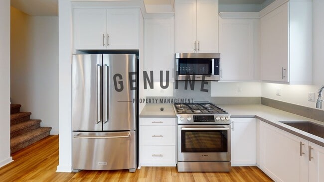 Building Photo - Modern Tri-Level 2Bd 2.5Ba Townhouse in Irvine!