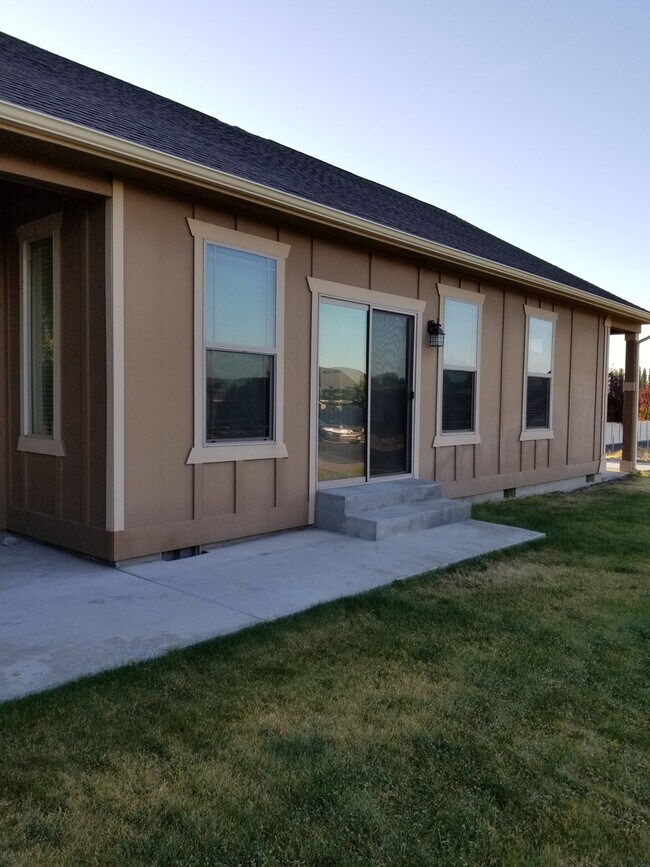 Building Photo - Cove West Neighborhood- Private Beach, Par...