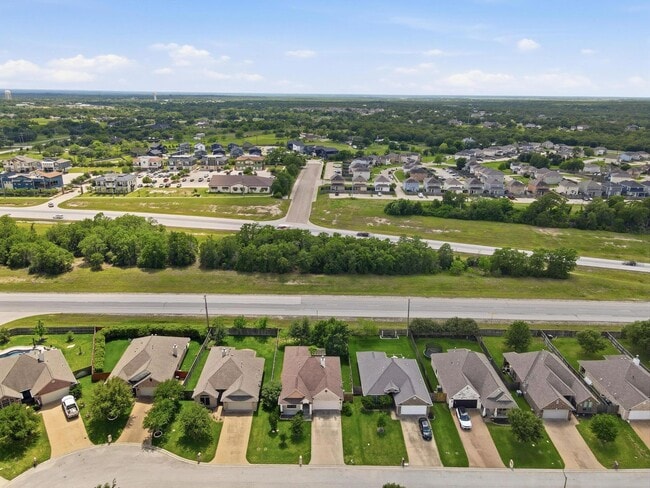 Building Photo - Spacious 3 Bed, 2 Bath House in Edelweiss Gartens Available Now!