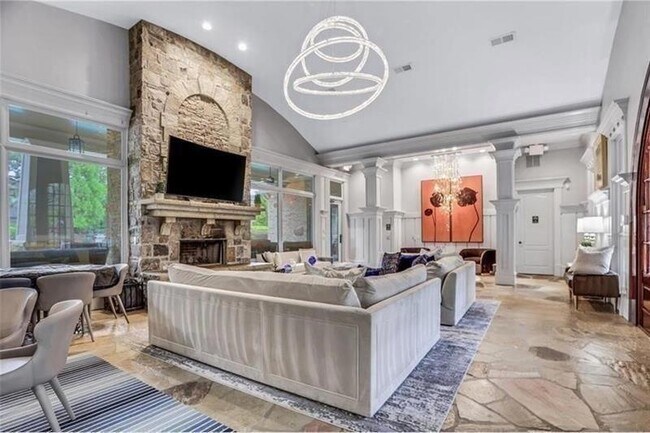 Building Photo - 123 Village Green Ave