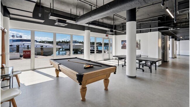 Building Photo - 900 Bay Dr