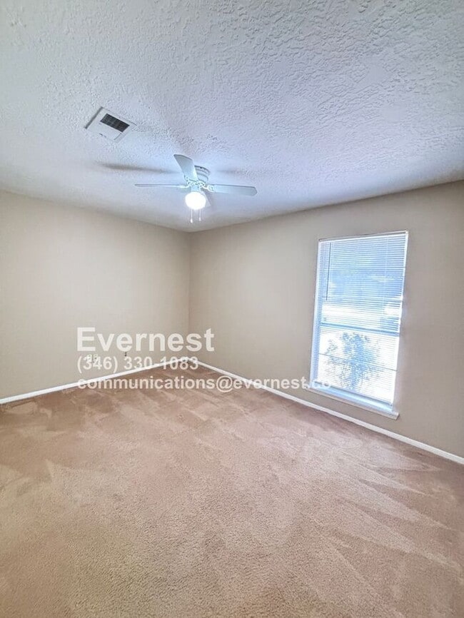 Building Photo - 3-Bedroom, 2-Bath Home in Prime Location /...