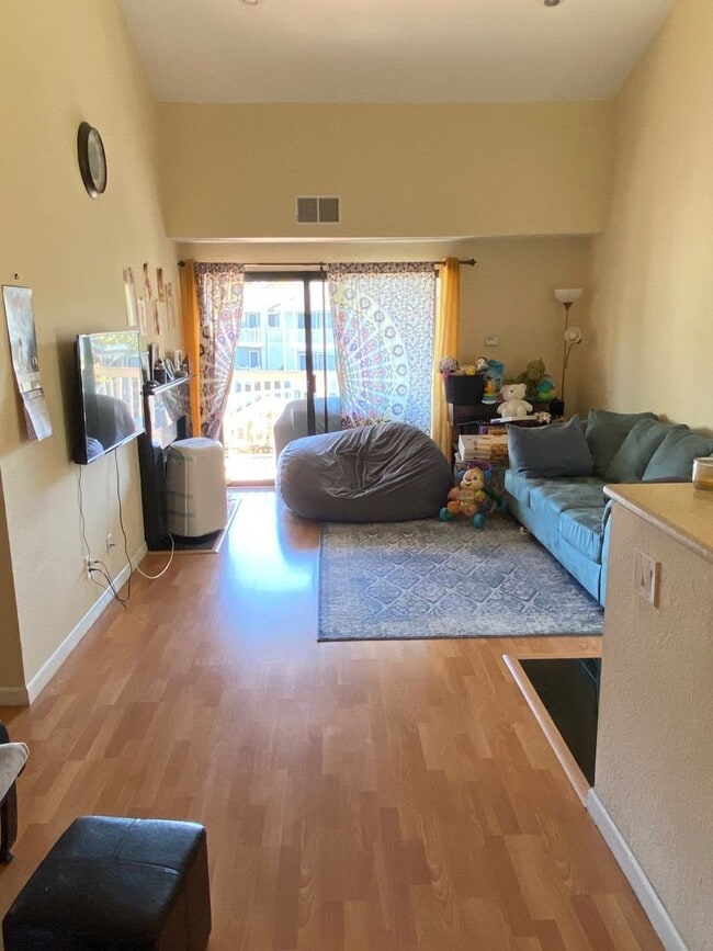 Building Photo - 2 bedrooms 2bath Condo in Fremont gated co...
