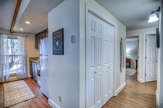 Building Photo - 26 N Debonaire Ct