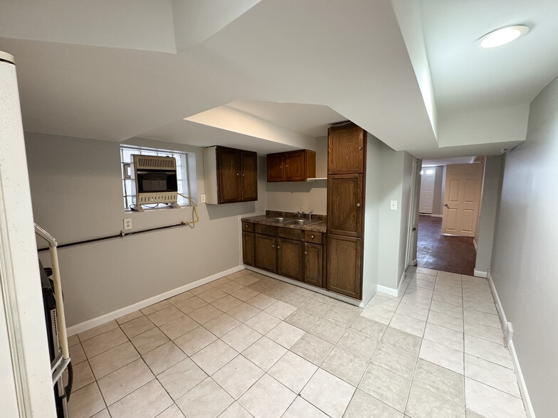 Kitchen - 4038 W Potomac Ave