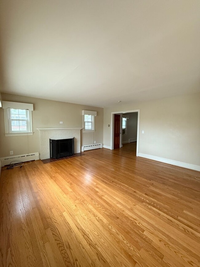 Building Photo - Spacious 3 Bed Duplex in Downtown Fredericksburg