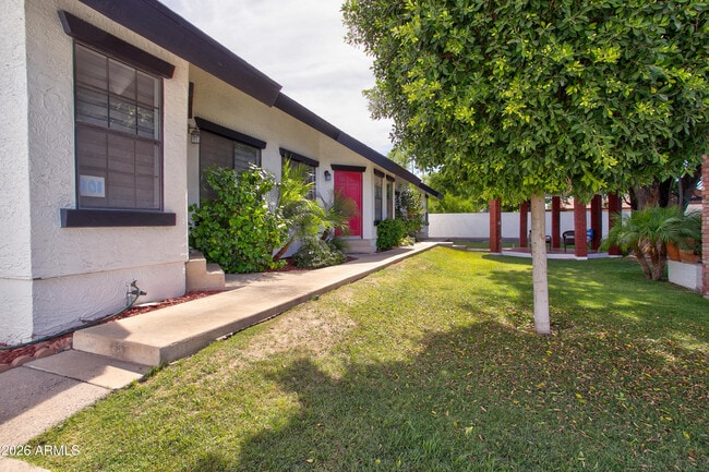 Building Photo - 2215 W Augusta Ave