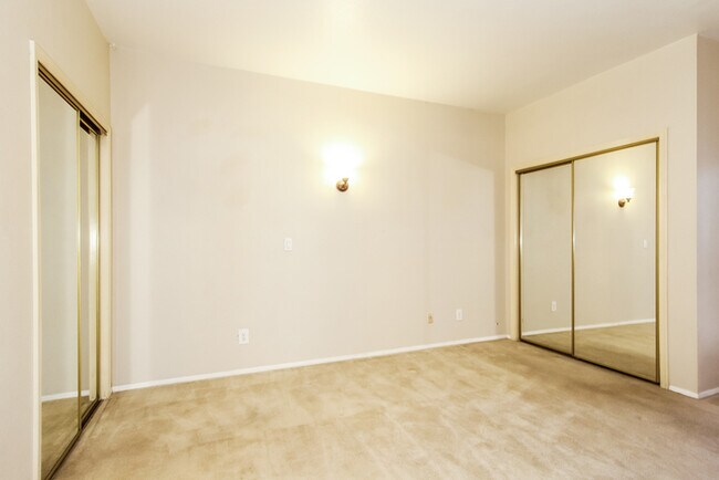 Building Photo - 2033 N Sunset Dr