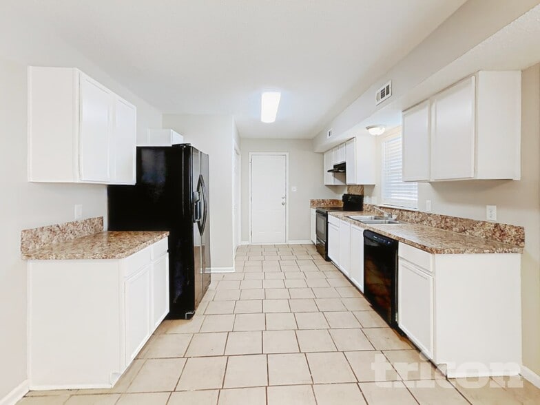Building Photo - 7043 Red Bud Cir