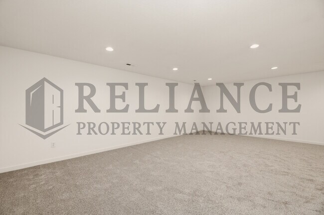 Building Photo - 5259 N Pinecrest Ct