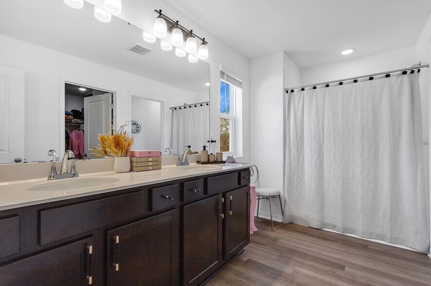 Building Photo - 682 Heritage Square Dr