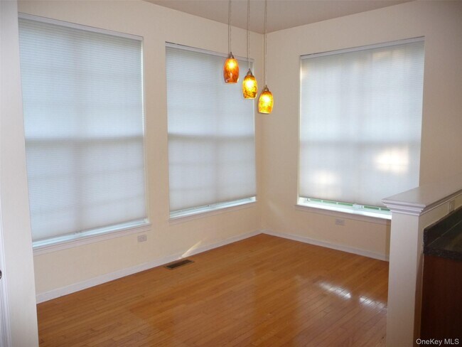 Building Photo - 220 Roosevelt Dr